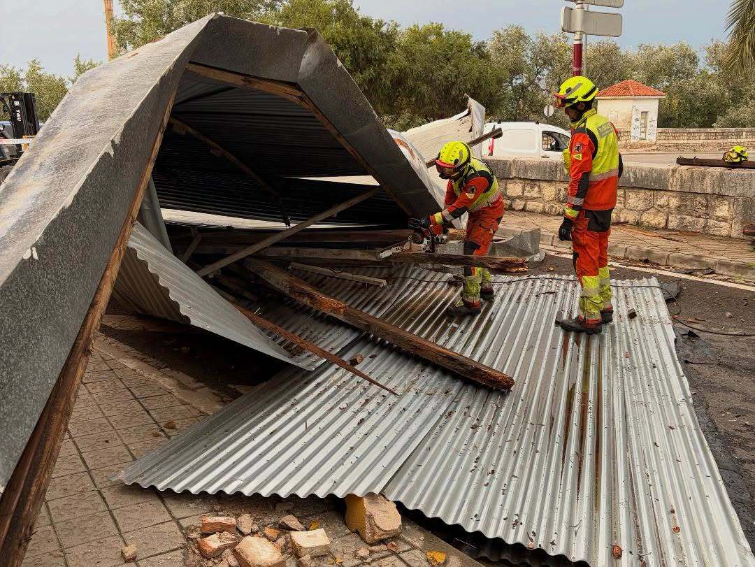Alzira ha patit este cap de setmana fortes ràfegues de vent de fins a 90km/h arrossegant el sostre del magatzem municipal i deixant diversos danys materials