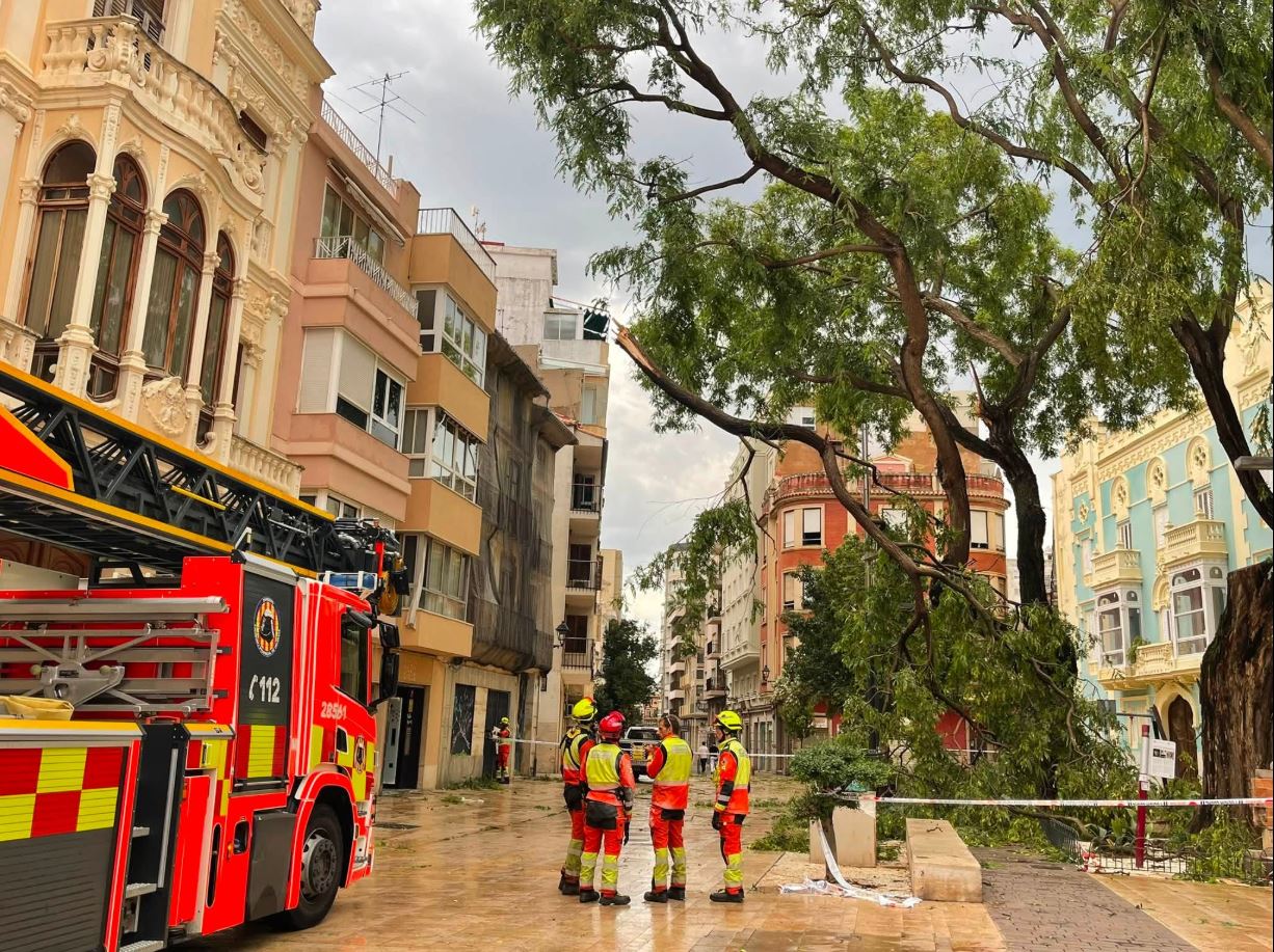 Un violent temporal de vent i pluja causa nombrosos desperfectes a Alzira, amb ratxes de fins a 143 km/h i més de 60 litres per metre quadrat