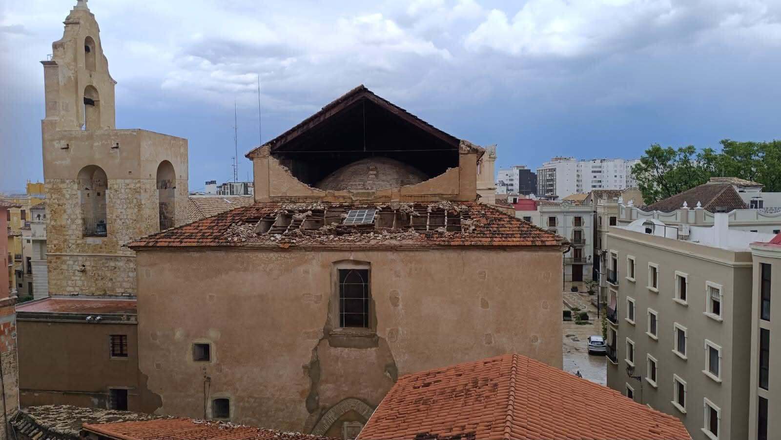 Les fortes ratxes de vent i pluja derroquen part del sostre de l’Església de Santa Caterina