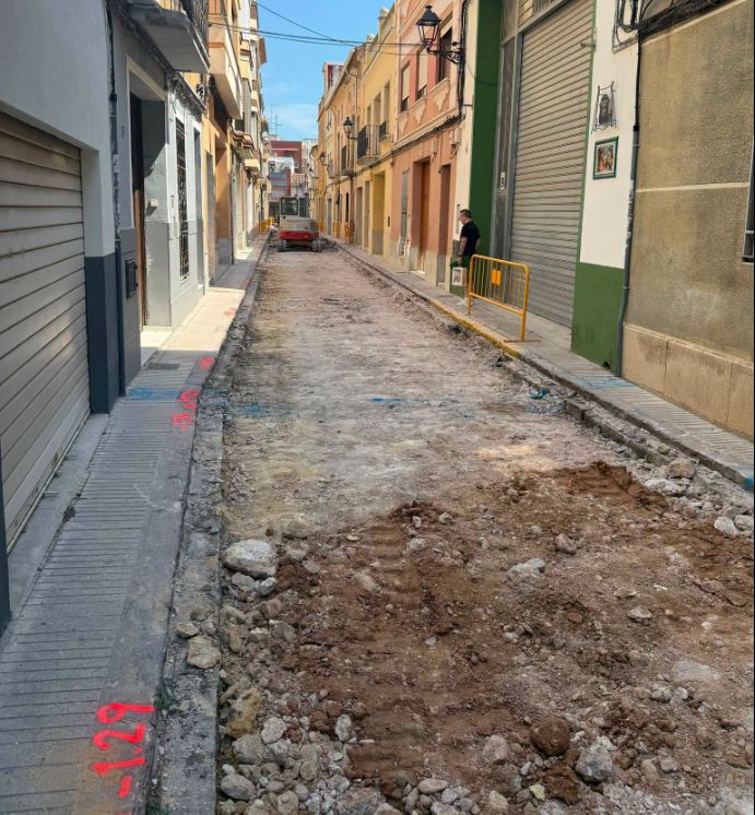 El carrer Sant Jaume d’Alzira entra en la fase final de les obres per a renovar la xarxa d’aigua potable i convertir la via en una plataforma única més accessible