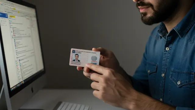 Els experts en ciberseguretat alerten que compartir el nostre DNI sense precaucions pot resultar en delictes com suplantació d’identitat o estafes digitals
