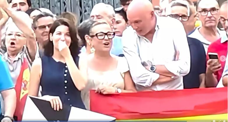 Luisa Castells defensa la seua participació en els càntics contra Pedro Sánchez i acusa el PSPV Alzira i UCIN de “polititzar” la concentració per Ceuta
