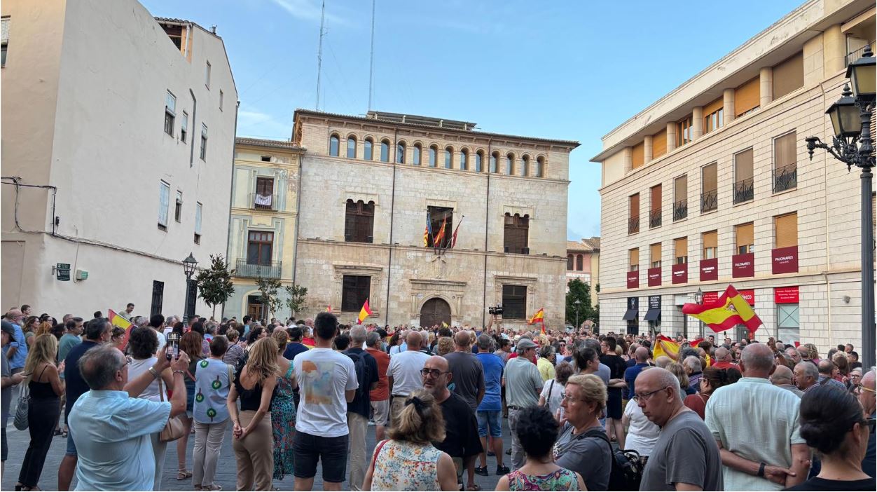 Desenes de persones es concentren a Alzira en suport a Ceuta en una jornada de mobilitzacions convocada arreu d’Espanya