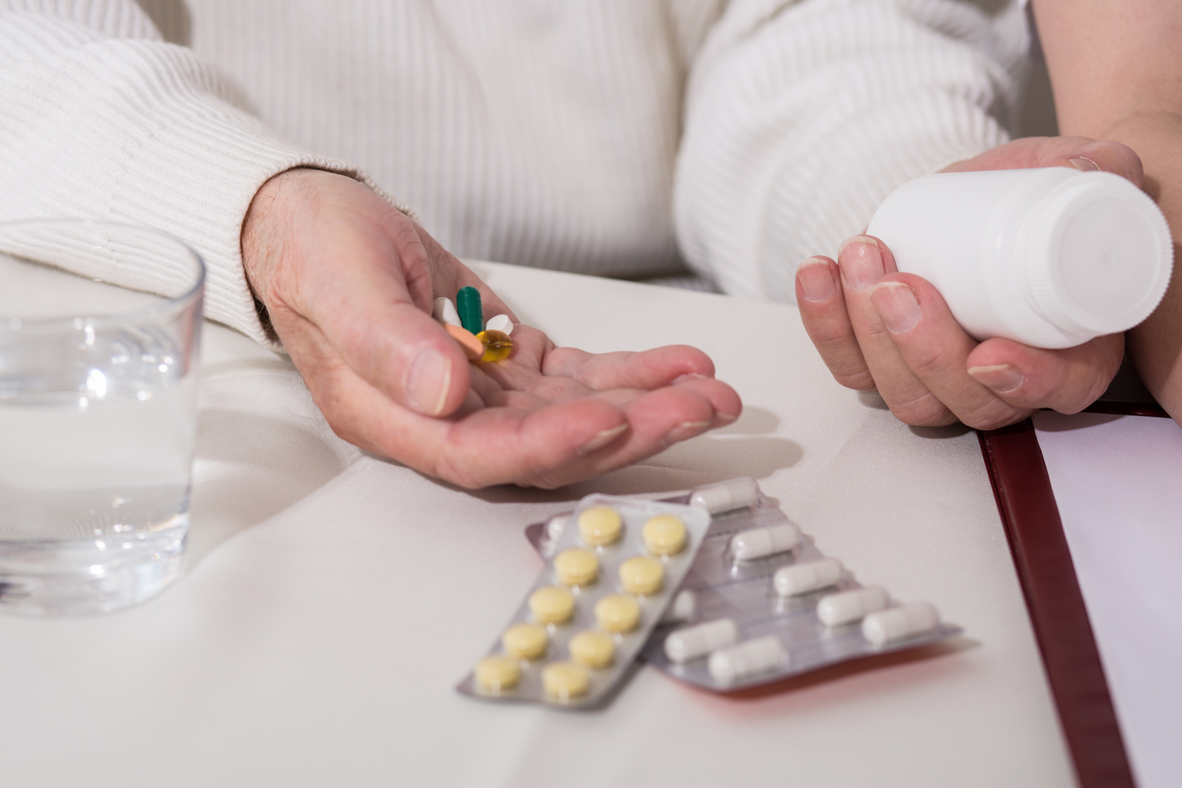 Els experts farmacèutics alerten sobre la importància d’una correcta adherència farmacològica especialment en els pacients polimedicats
