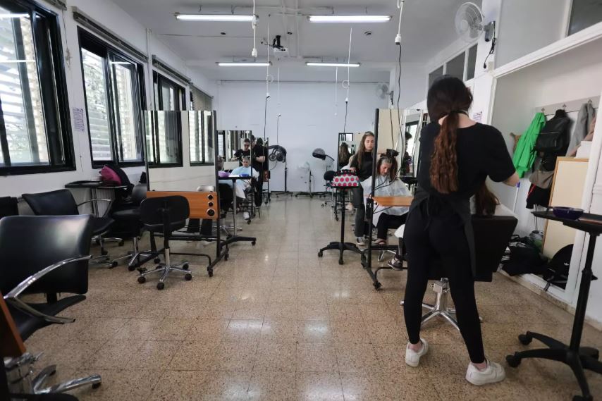 L’IES José María Parra d’Alzira incorpora un nou cicle de Farmàcia i Parafarmàcia i amplia els projectes educatius per al nou curs