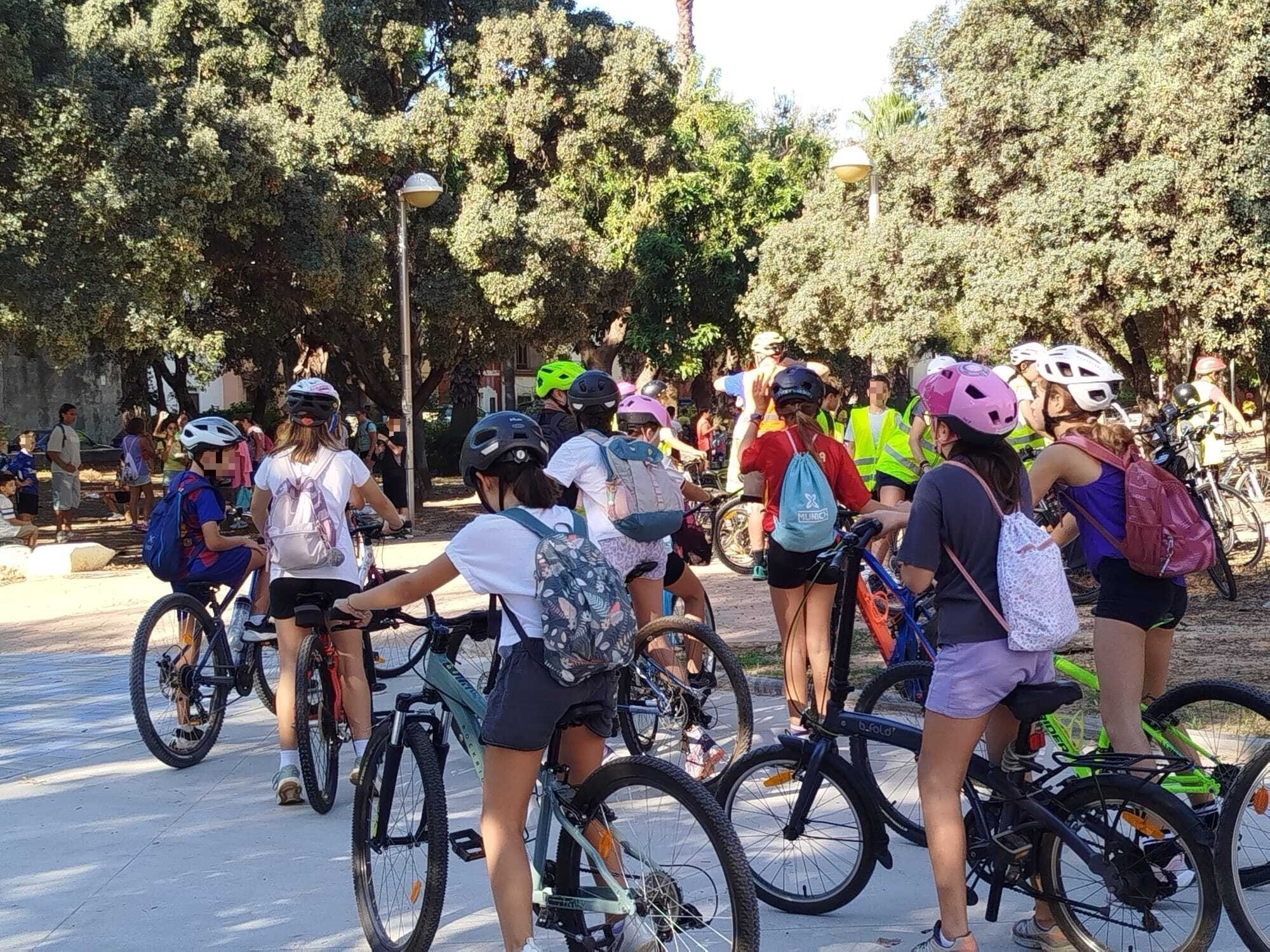 Els alumnes de diversos centres educatius d’Alzira participen en una ruta ciclista amb motiu de la Setmana Europea de la Mobilitat