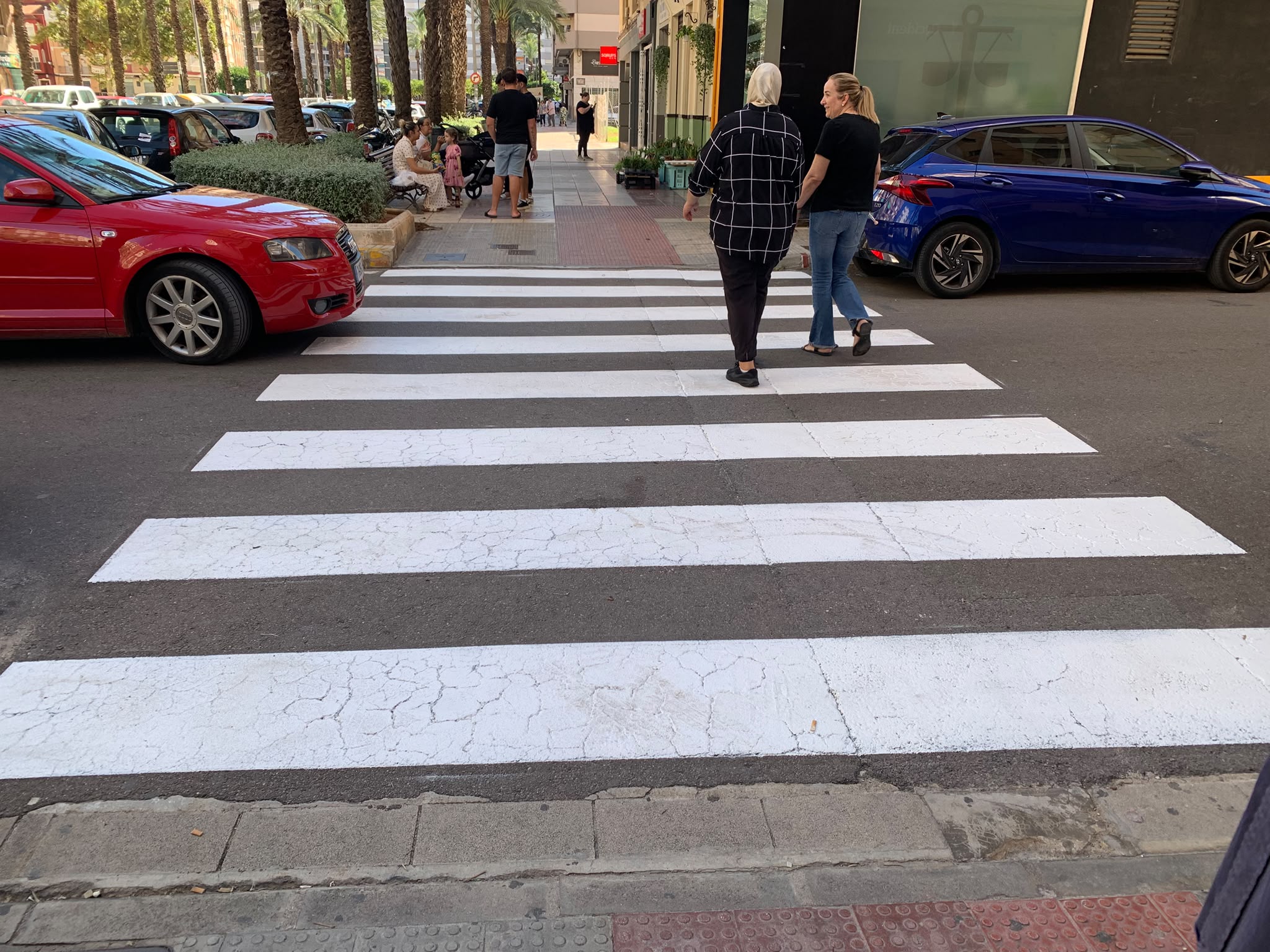 Comencen diverses tasques de pintura i recuperació de les senyalitzacions i passos de vianants al barri de l’Alborxí-Centre a petició de l’Associació Veïnal