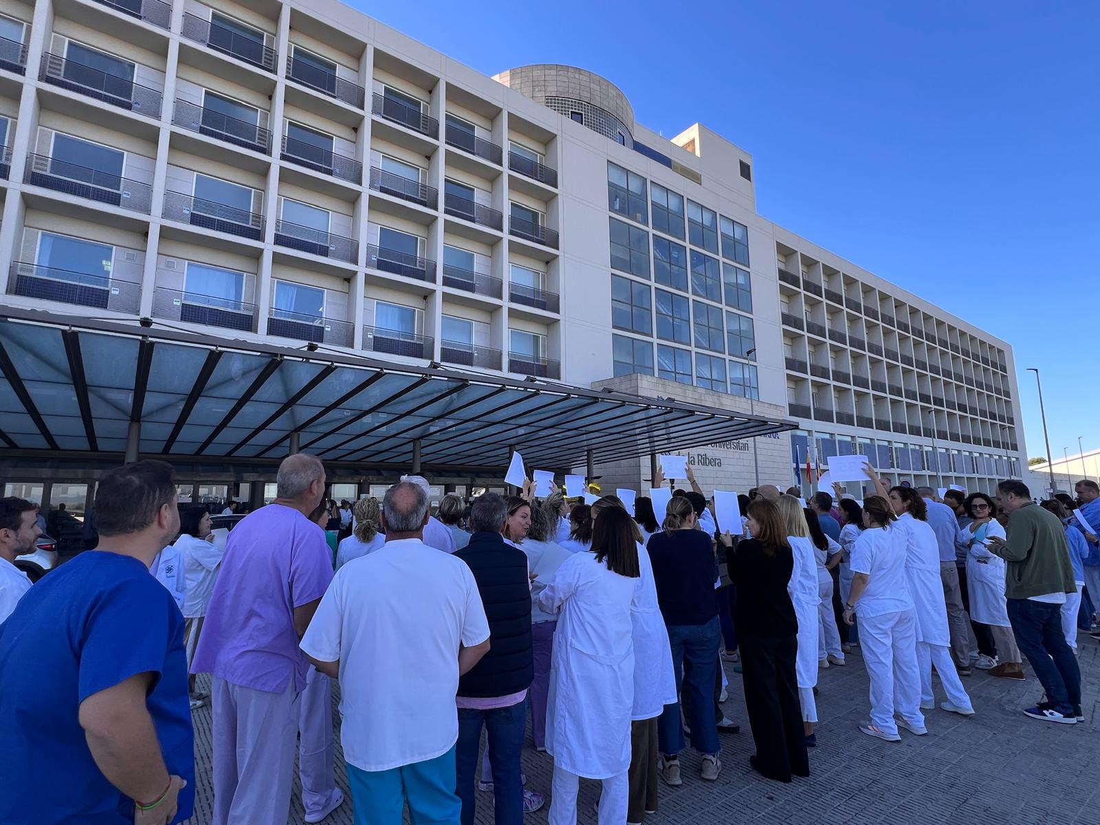 El personal a extingir es concentra a l’Hospital de la Ribera per reclamar la jornada de 35 hores i igualtat de condicions laborals