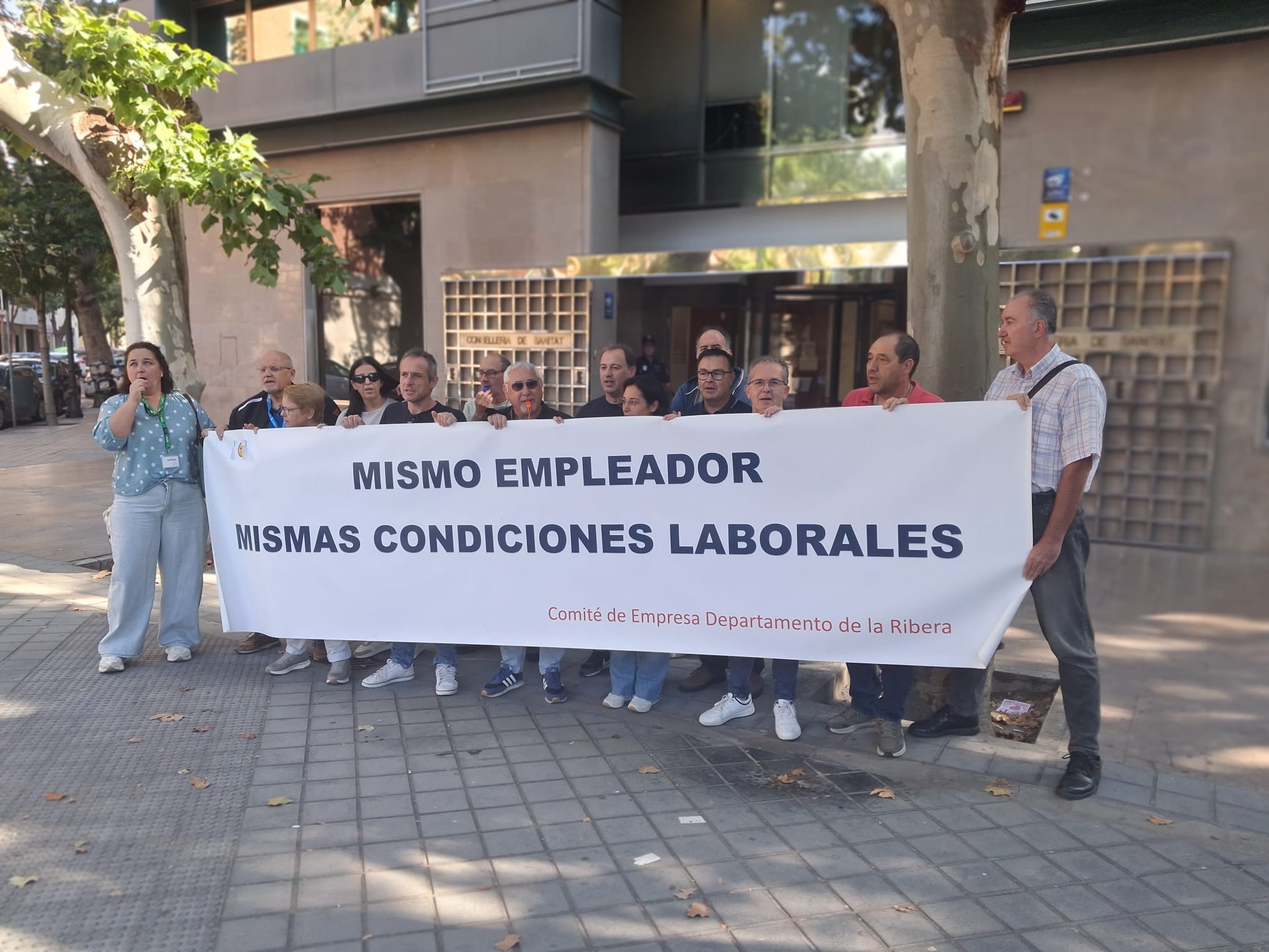 El Comité d’Empresa de l’Hospital de la Ribera es concentra davant de la Conselleria de Sanitat per denunciar l’incompliment dels acords
