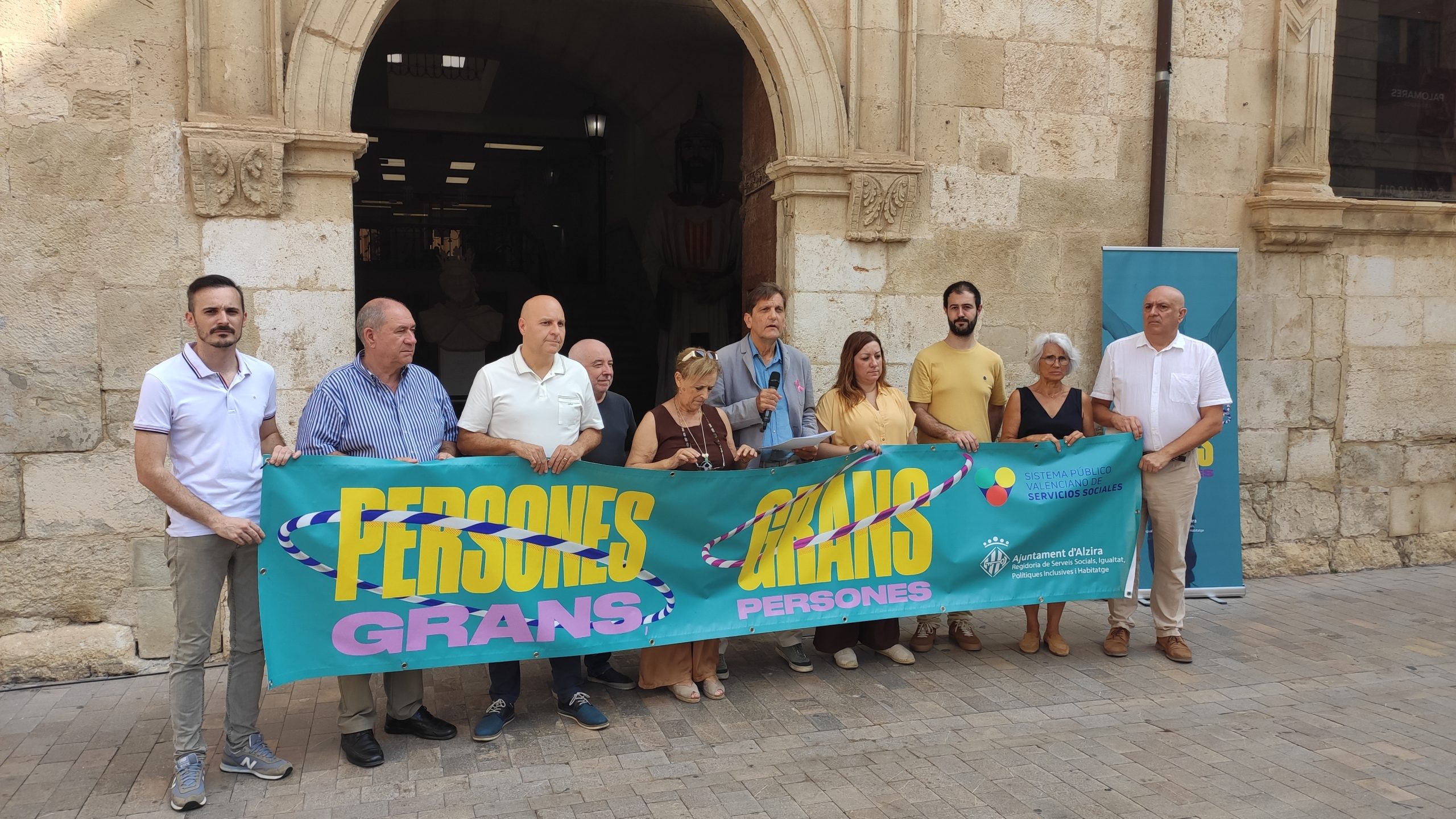 L’Ajuntament d’Alzira llegix un manifest amb motiu del Dia de les Persones Grans on reivindica el seu compromís per l’integració social de les persones majors