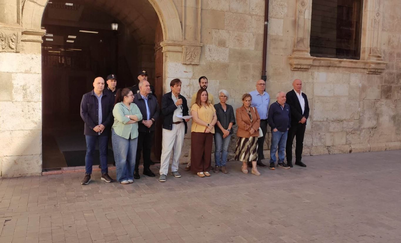 L’Ajuntament d’Alzira guarda dos minuts de silenci per les víctimes de la dana de 2024, la dama Adam i l’accident ferroviari d’Urda
