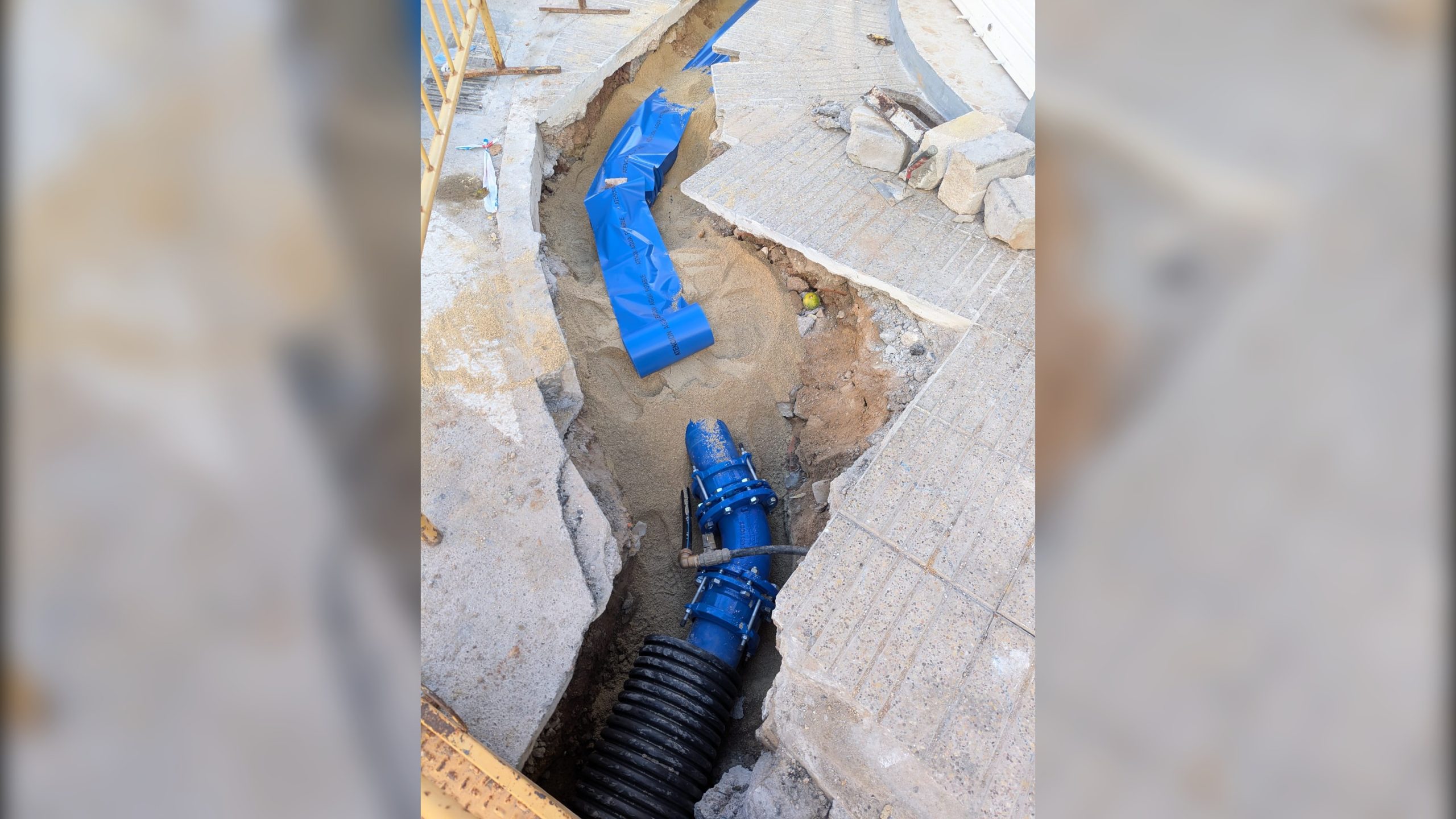 L’Ajuntament d’Alzira substituïx 40 metres de canonada al carrer Doctor Francesc Bono per a renovar la xarxa d’aigua després d’una avaria