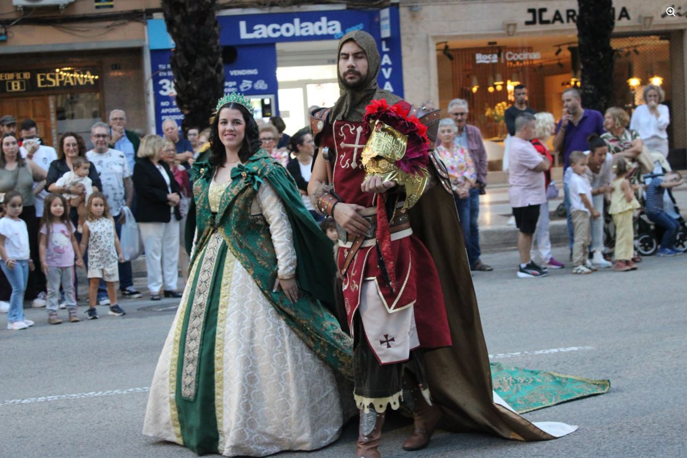 Els Moros i Cristians d’Alzira tanquen un cap de setmana marcat per la pluja amb diversos actes suspesos i una Entrada Gran reduïda